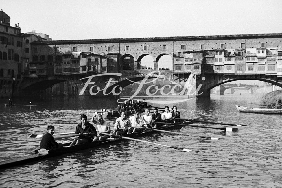Rowers in Arno with view of Ponte Vecchio