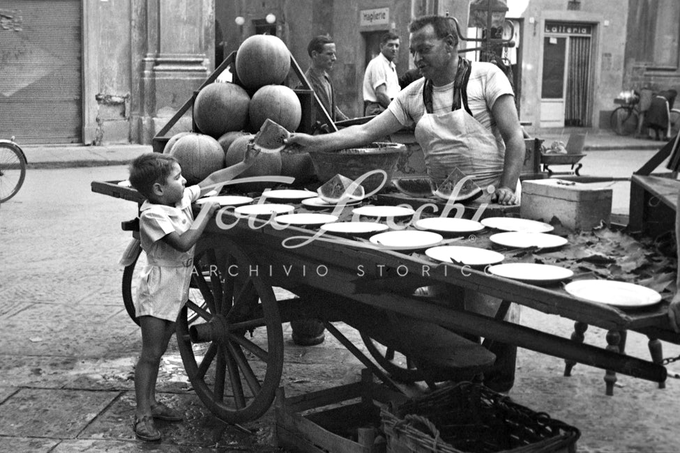 Bambino al banco del cocomeraio