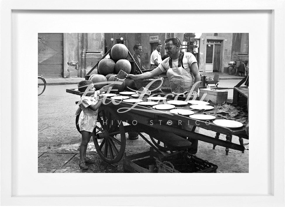 Bambino al banco del cocomeraio