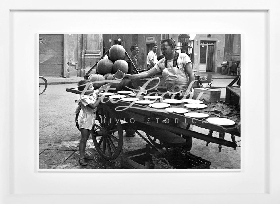 Bambino al banco del cocomeraio