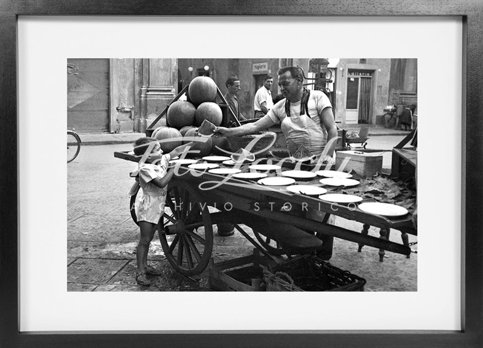 Bambino al banco del cocomeraio