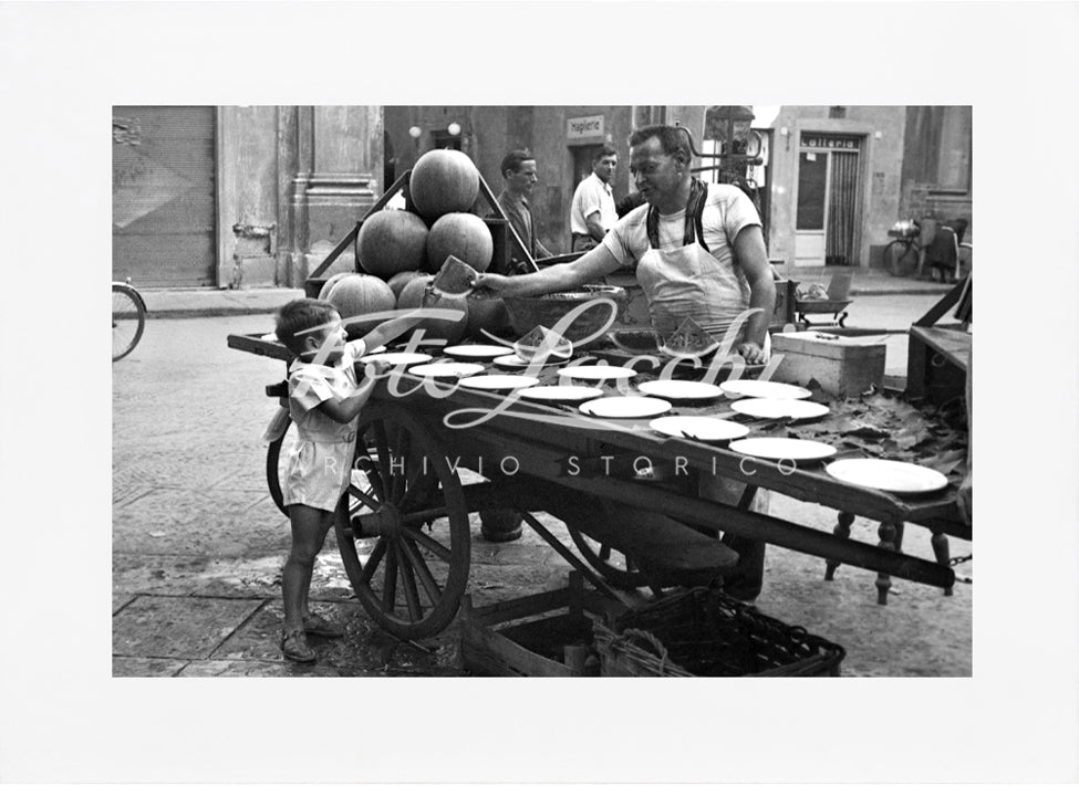 Bambino al banco del cocomeraio