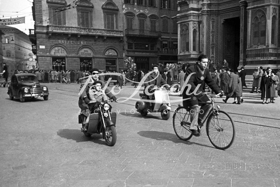 Mezzi di trasporto di transito in Piazza Duomo