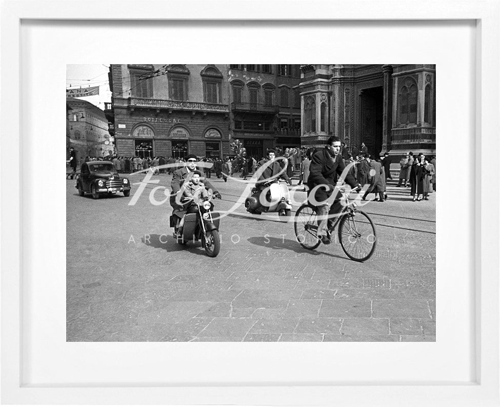 Mezzi di trasporto di transito in Piazza Duomo