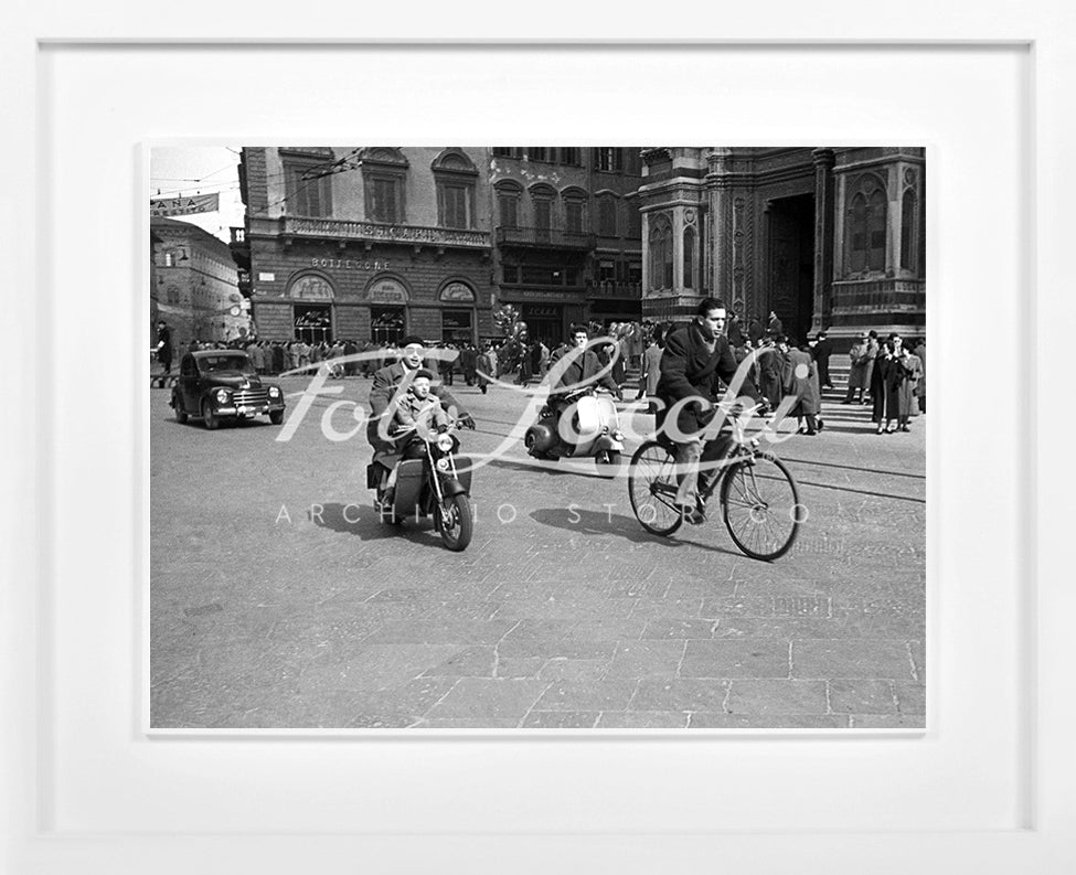 Mezzi di trasporto di transito in Piazza Duomo
