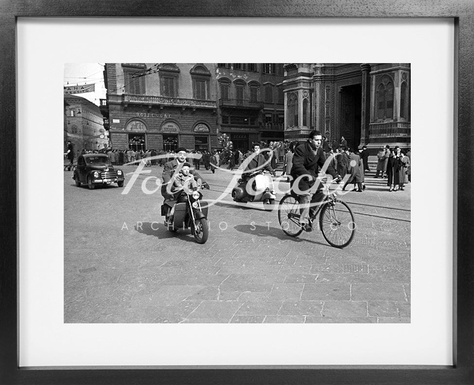 Mezzi di trasporto di transito in Piazza Duomo