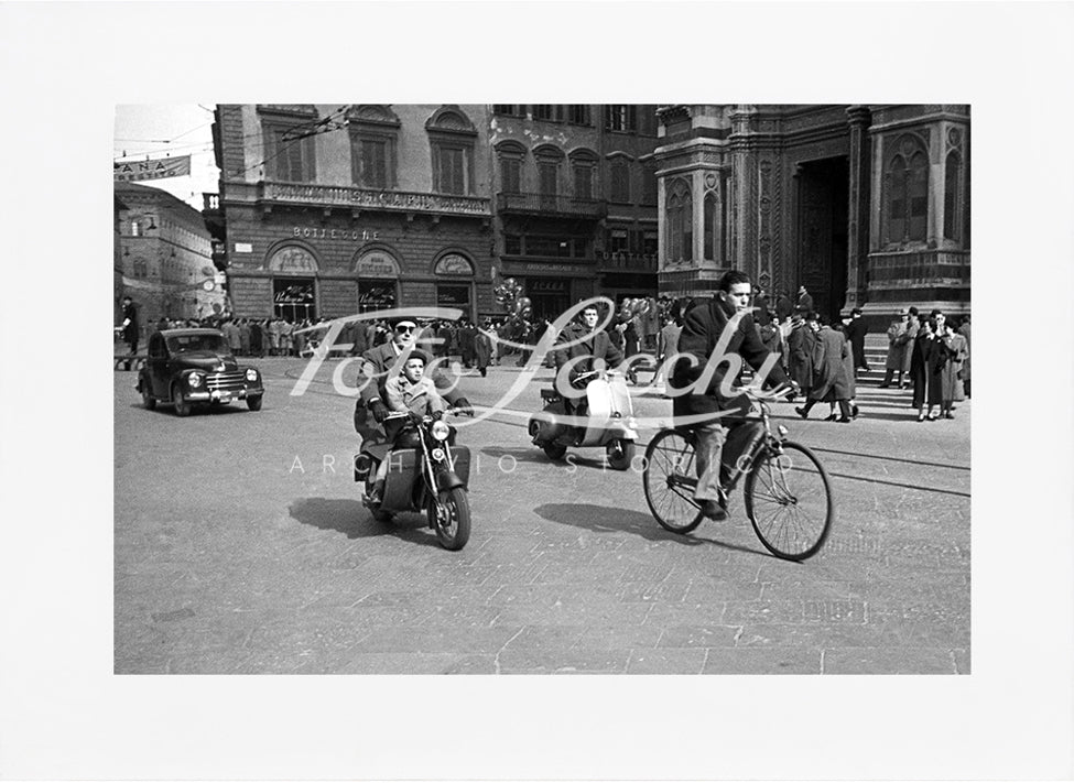 Mezzi di trasporto di transito in Piazza Duomo