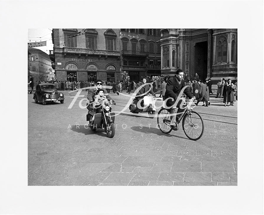 Mezzi di trasporto di transito in Piazza Duomo