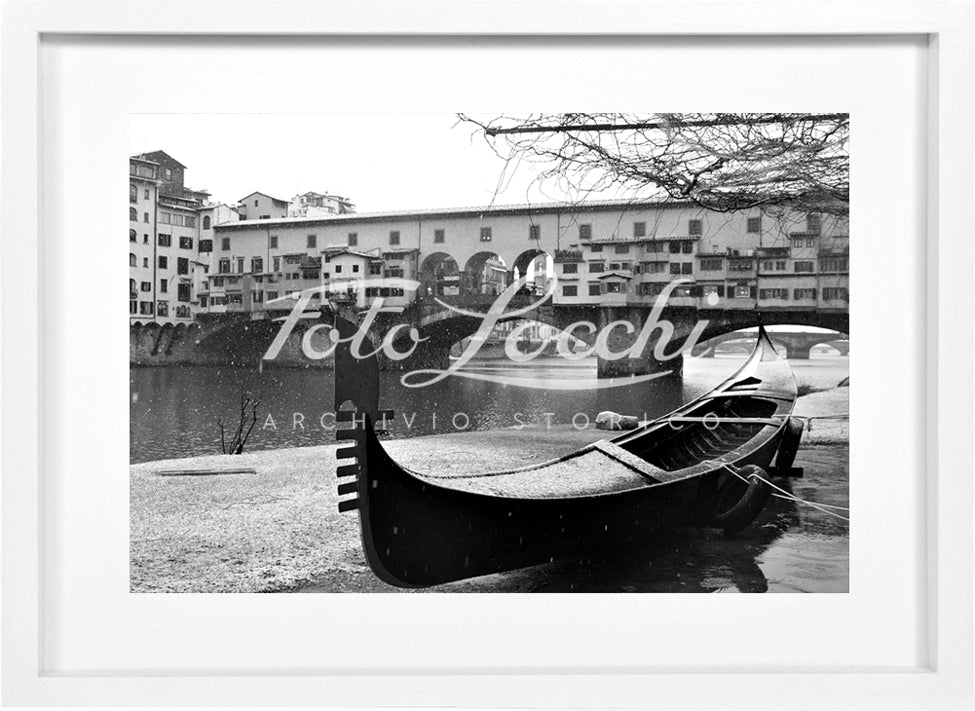 Gondola on the Arno under the snow