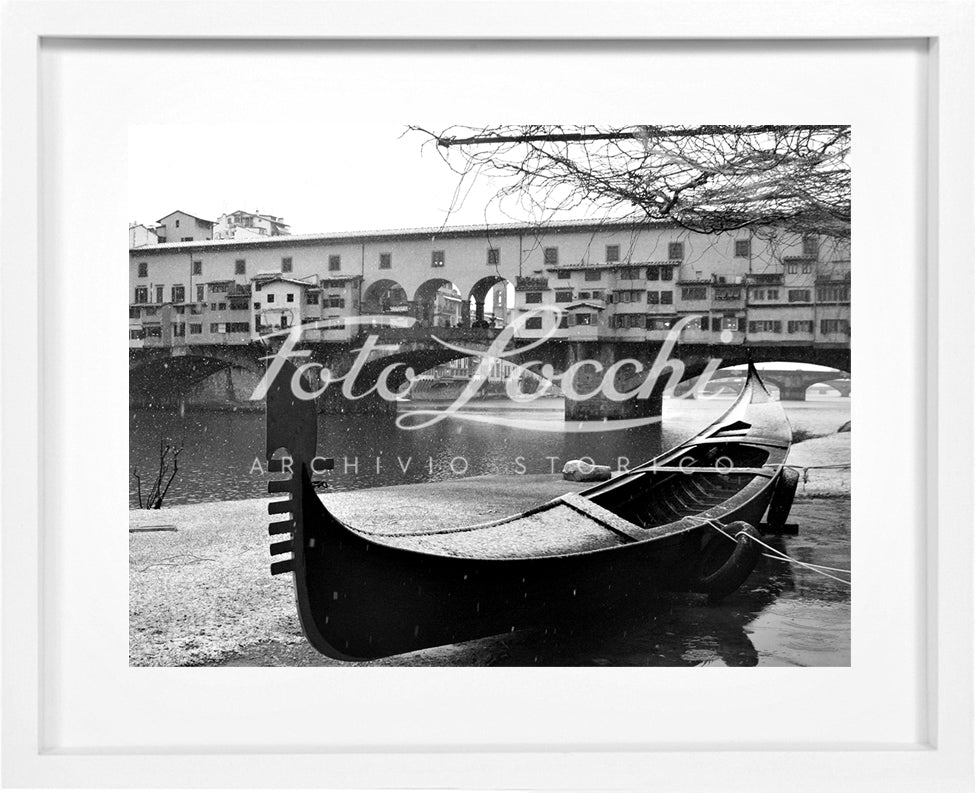 Gondola on the Arno under the snow