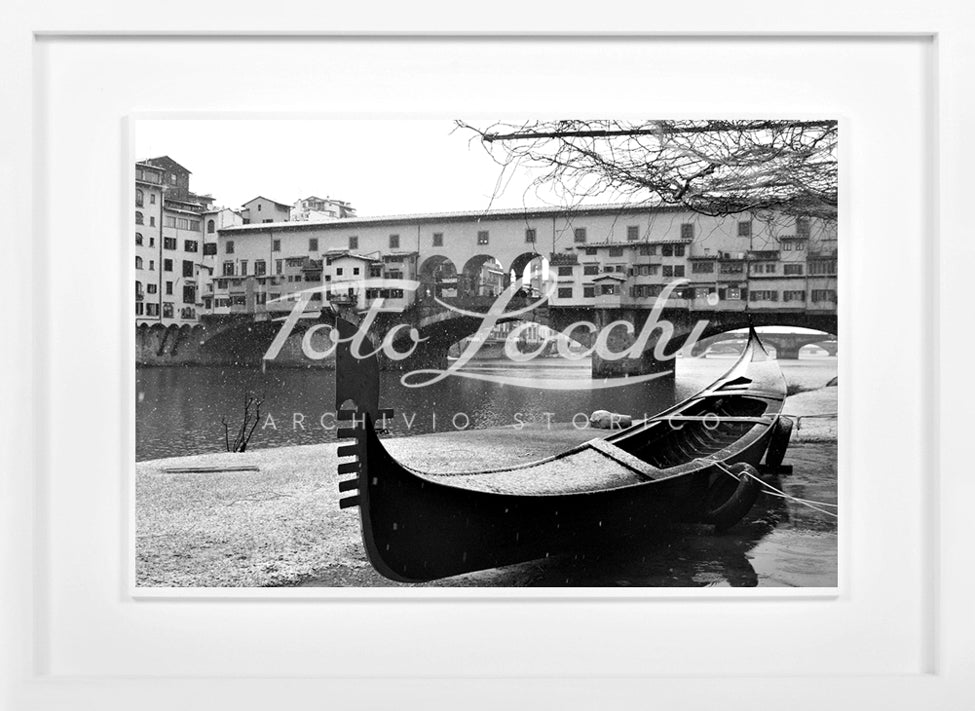 Gondola on the Arno under the snow