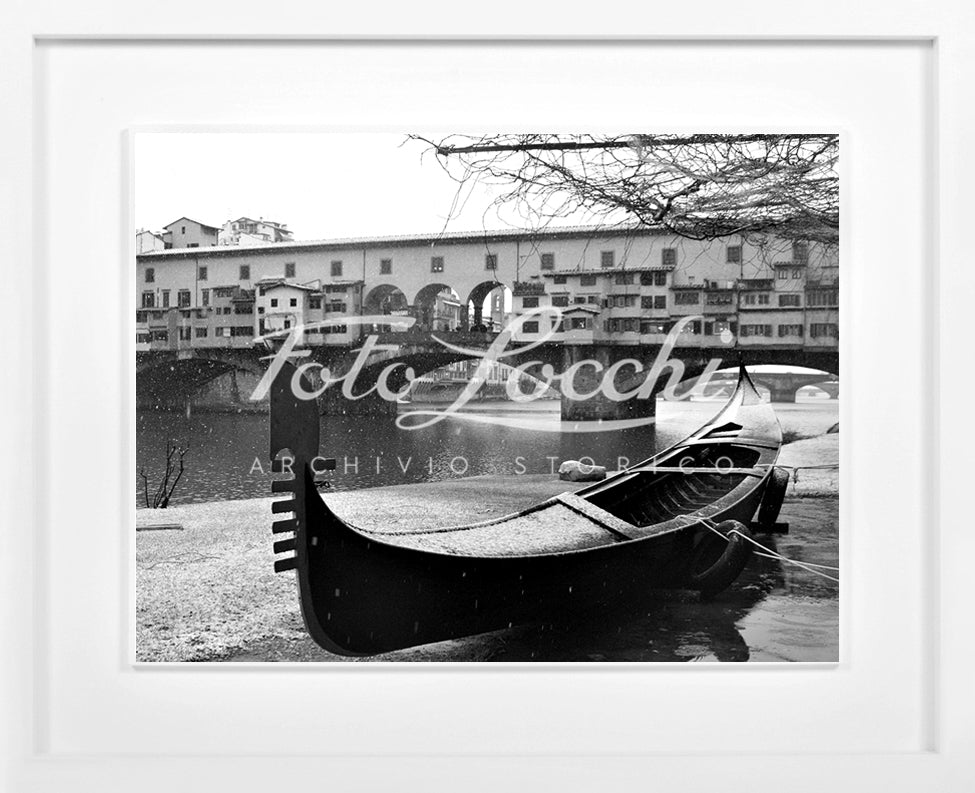 Gondola on the Arno under the snow