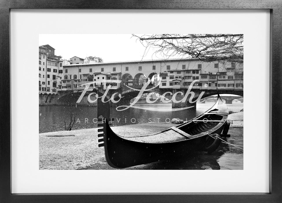 Gondola on the Arno under the snow