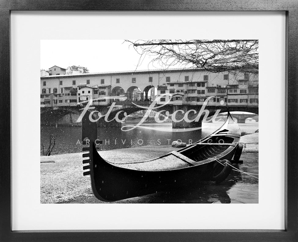 Gondola on the Arno under the snow