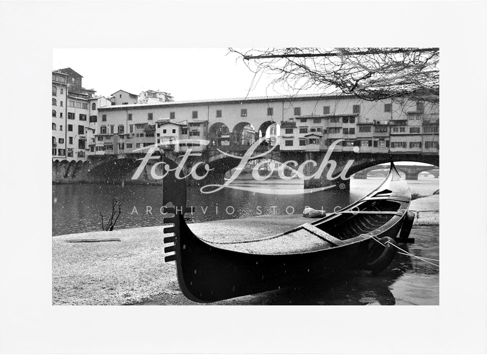 Gondola on the Arno under the snow