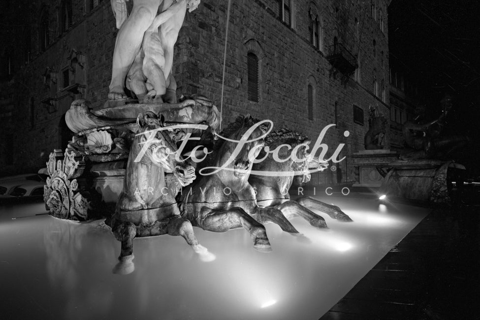 Fountain of Neptune at night