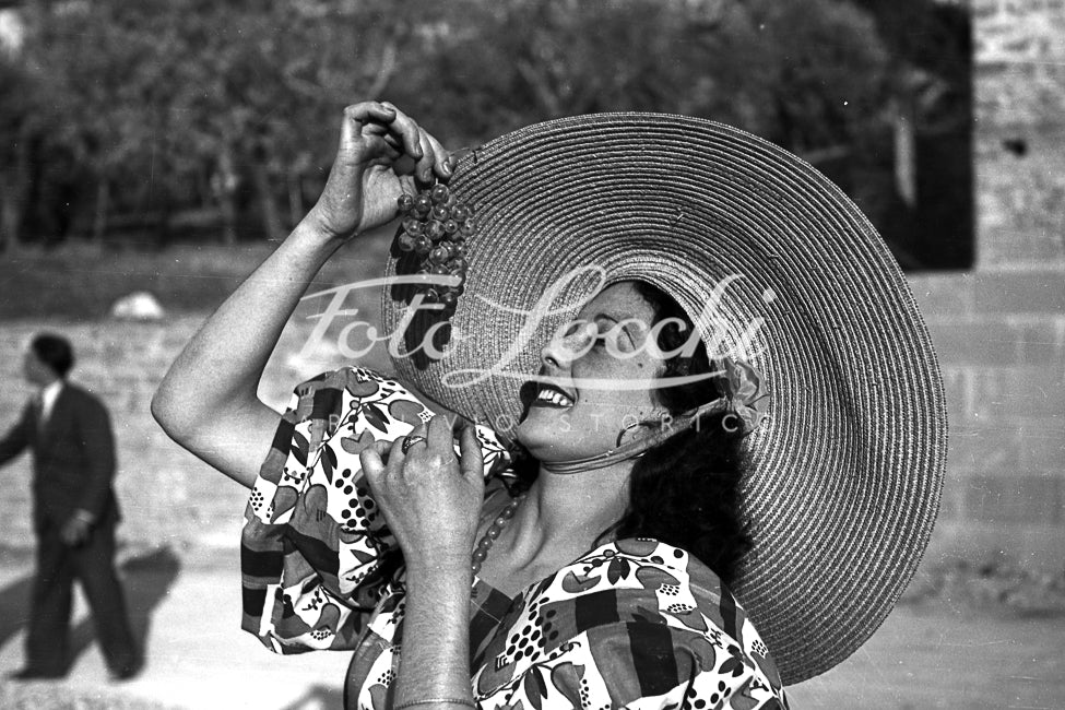 Ragazza in costume alla Festa dell'Uva