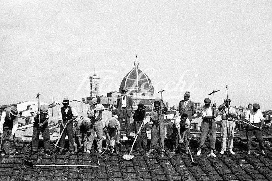 Operai sul tetto con veduta della cupola del Duomo di Firenze nel 1936
