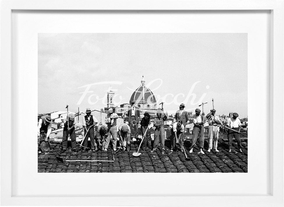 Operai sul tetto con veduta della cupola del Duomo di Firenze nel 1936
