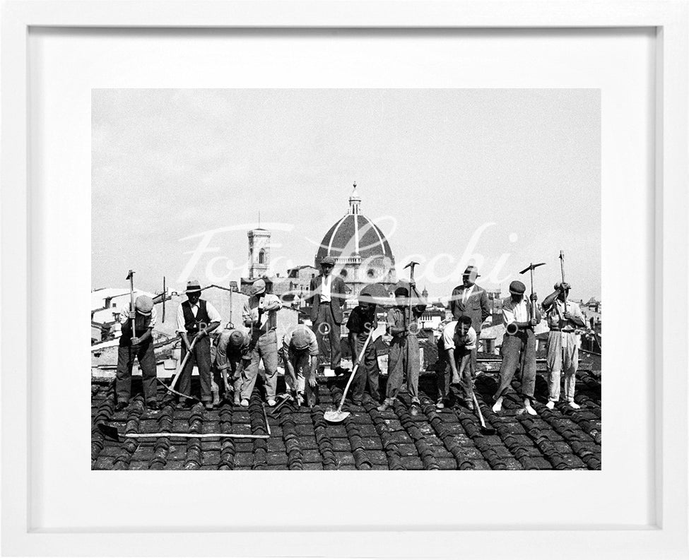 Operai sul tetto con veduta della cupola del Duomo di Firenze nel 1936