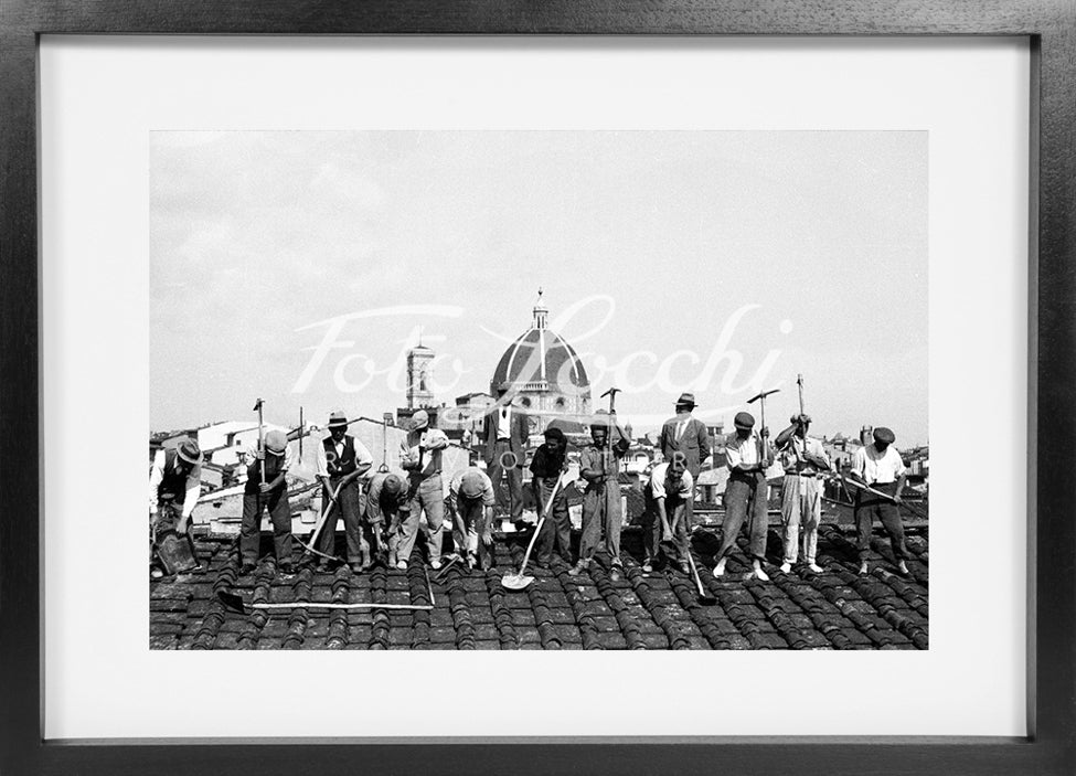 Operai sul tetto con veduta della cupola del Duomo di Firenze nel 1936