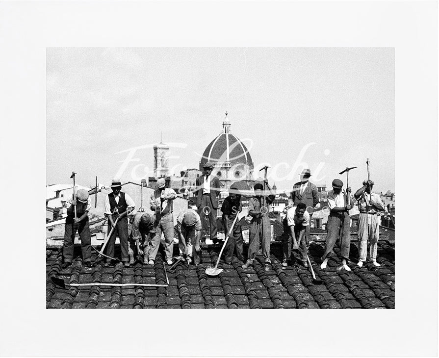 Operai sul tetto con veduta della cupola del Duomo di Firenze nel 1936