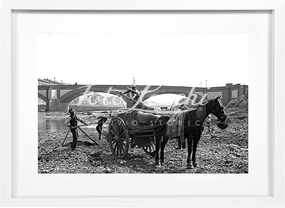 Renaioli al lavoro nell'Arno