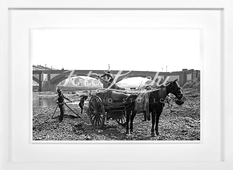 Renaioli al lavoro nell'Arno