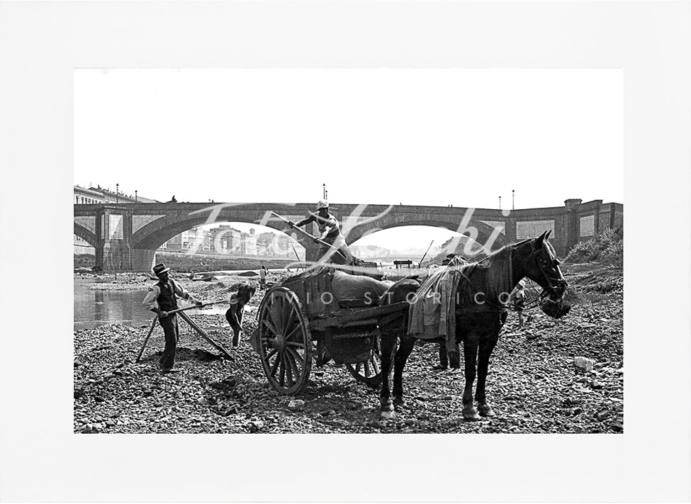 Renaioli al lavoro nell'Arno