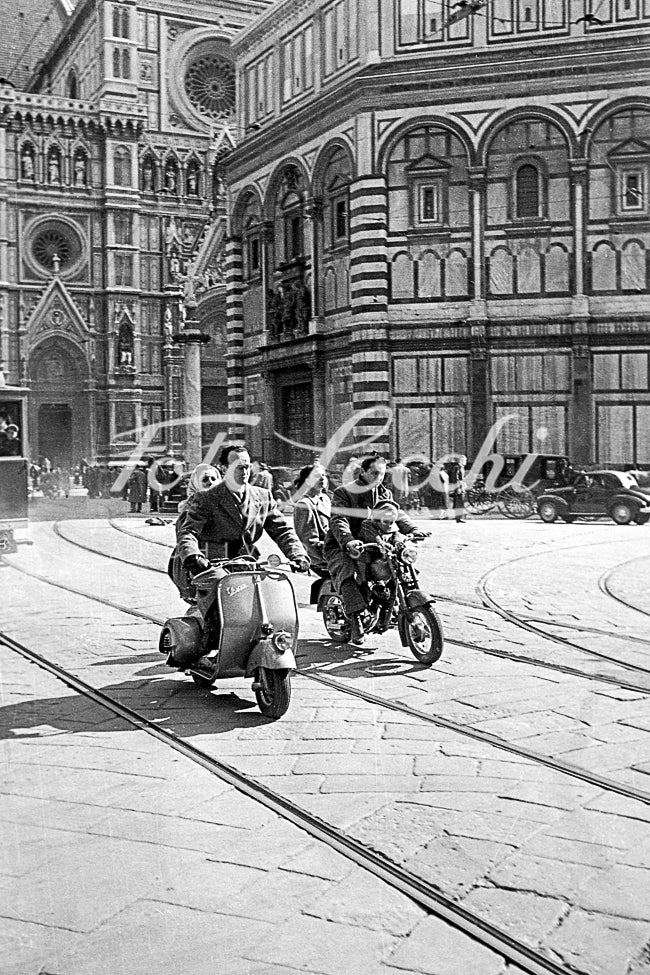 Vespa e moto in Piazza del Duomo