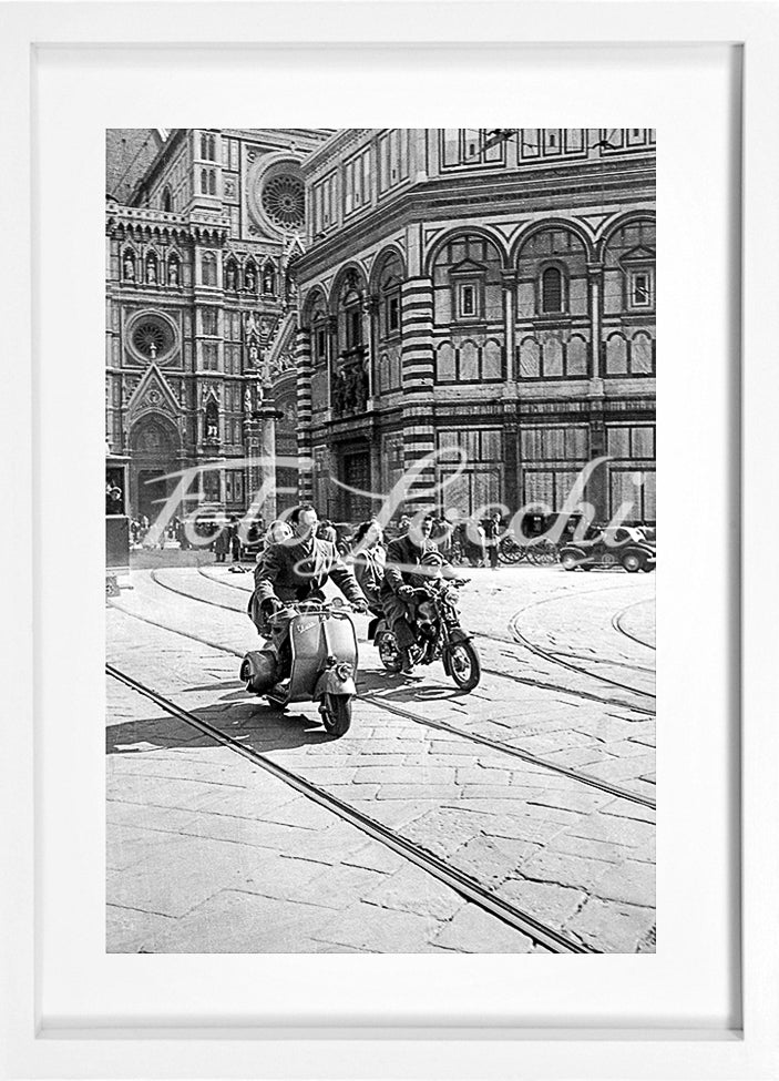 Vespa e moto in Piazza del Duomo