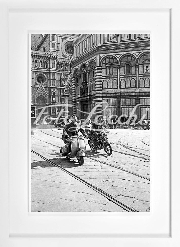 Vespa e moto in Piazza del Duomo