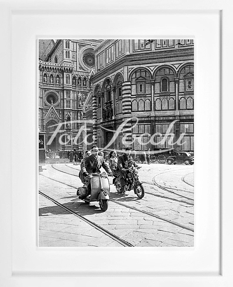 Vespa e moto in Piazza del Duomo