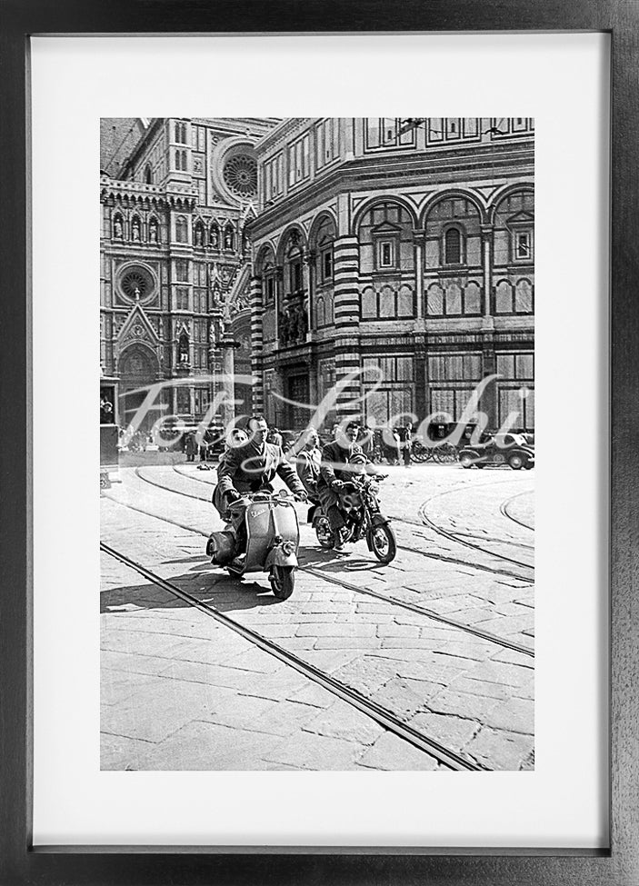 Vespa e moto in Piazza del Duomo