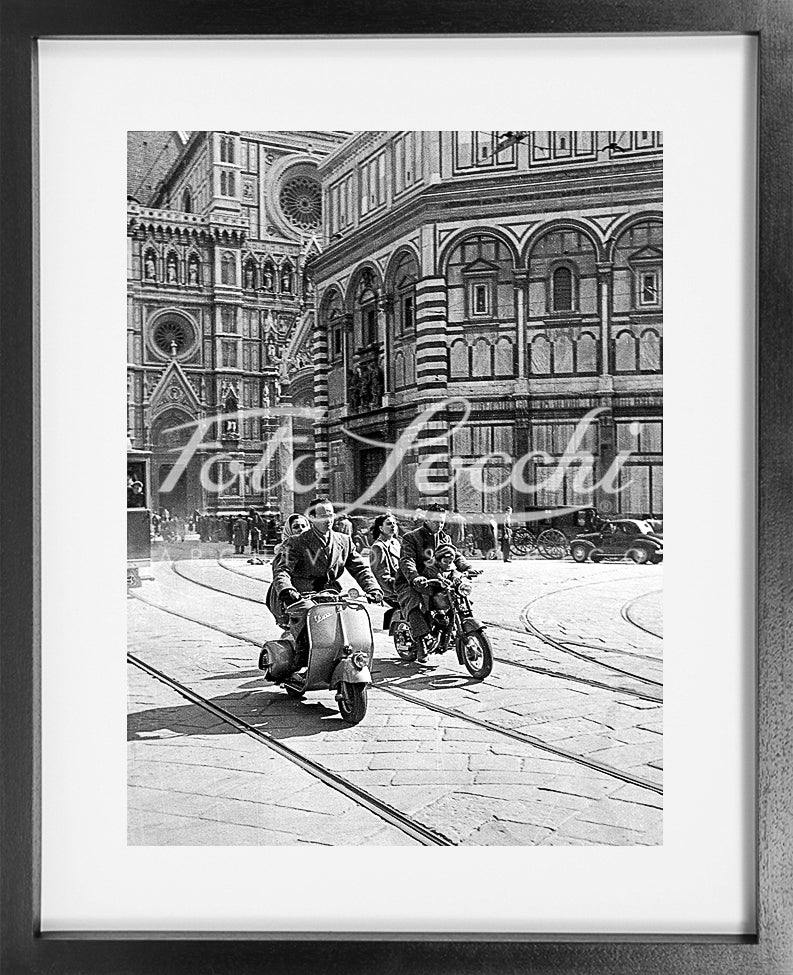 Vespa e moto in Piazza del Duomo