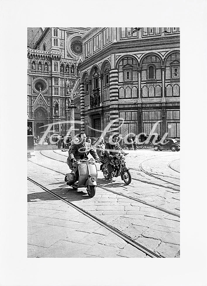 Vespa e moto in Piazza del Duomo