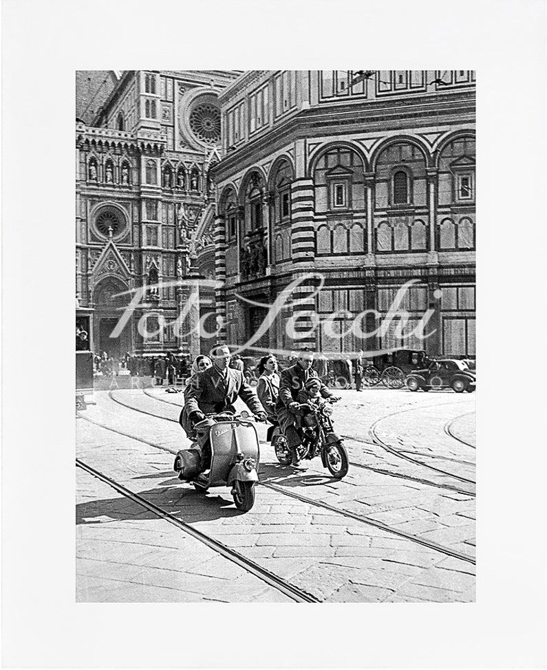 Vespa e moto in Piazza del Duomo