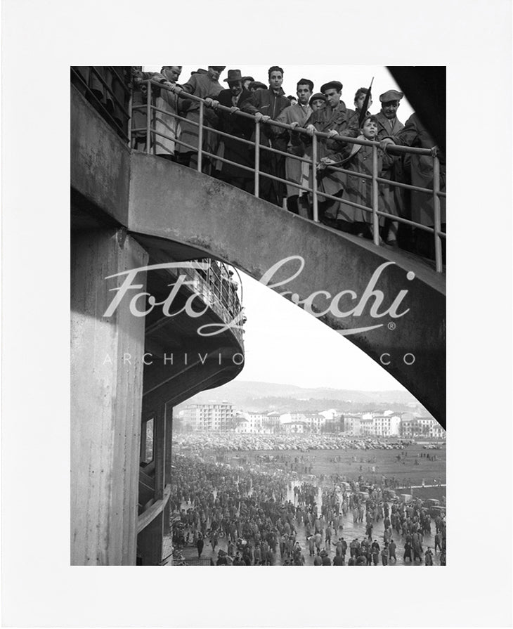 Tifosi sulla scala elicoidale dello Stadio di Firenze