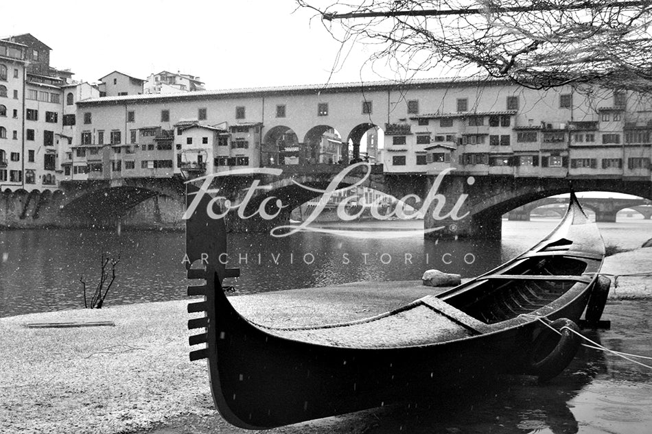 Gondola sull'Arno sotto la neve