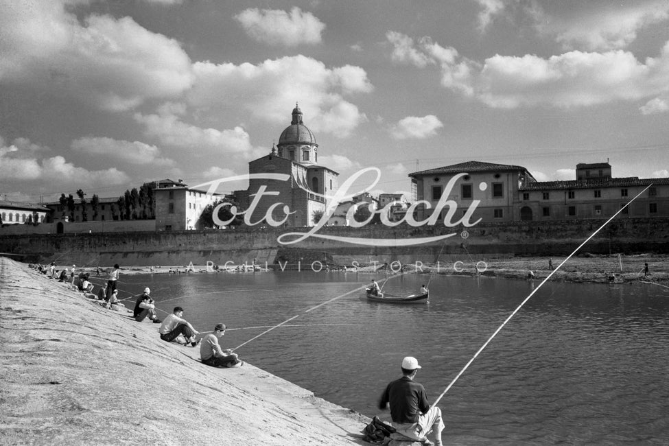 Pescatori sulla riva dell'Arno