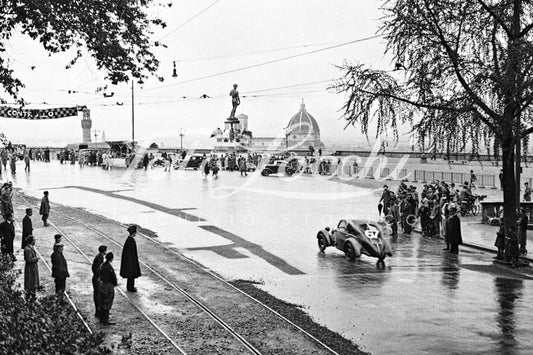 Mille Miglia al Piazzale con panorama di Firenze nel 1937