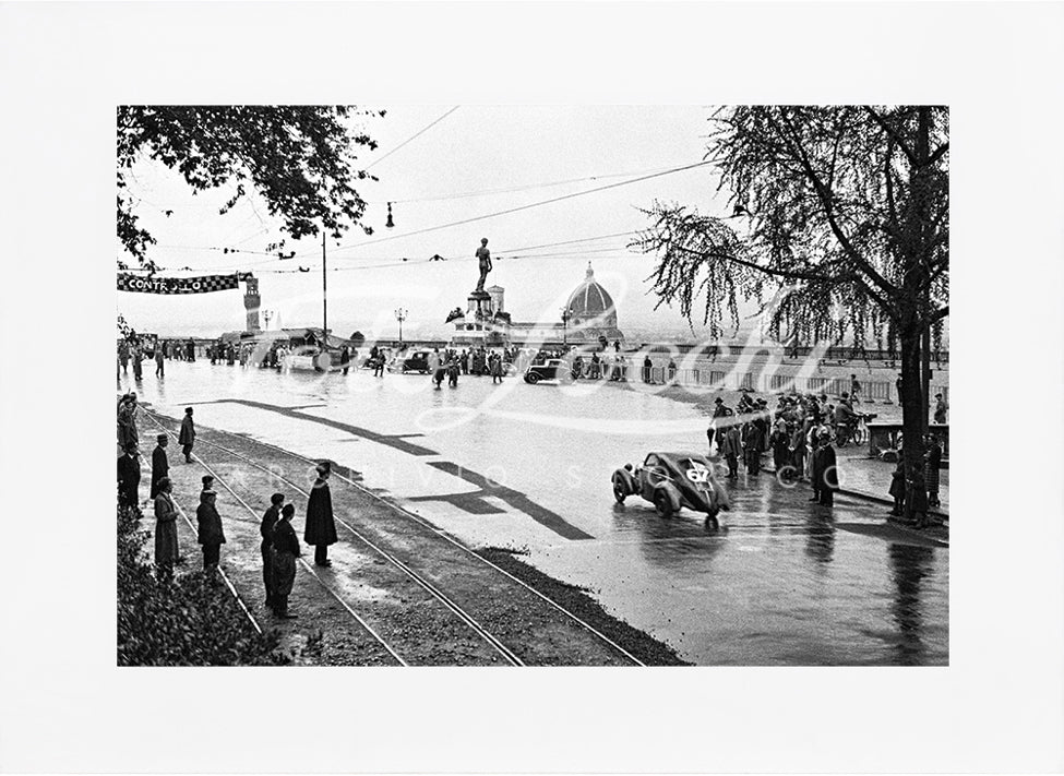 Mille Miglia al Piazzale con panorama di Firenze nel 1937 [1937_L430-10]