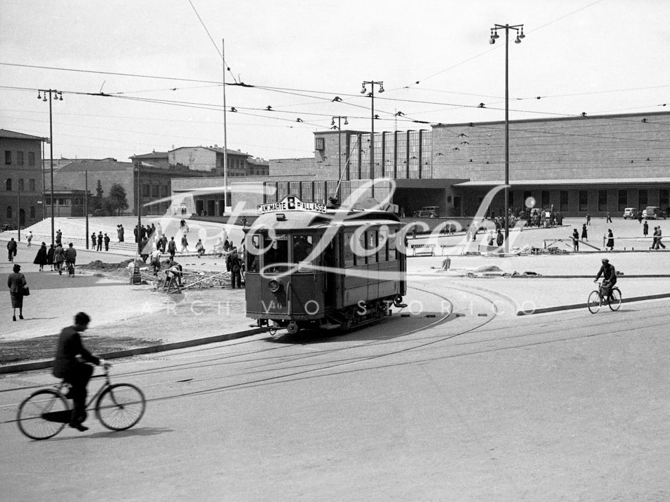 Tram in Piazza Stazione a Firenze nel 1939 [1939_L445-9]