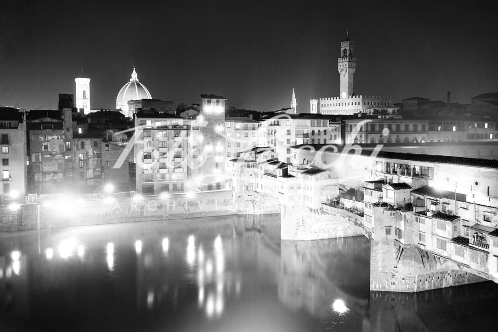 Veduta panoramica notturna del Ponte Vecchio negli anni '50
