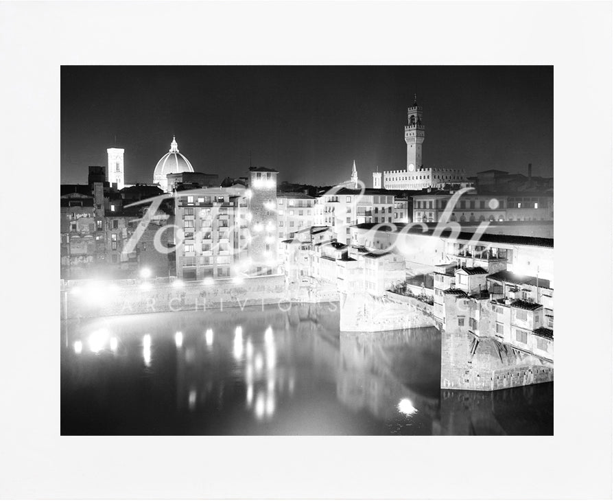 Veduta panoramica notturna del Ponte Vecchio negli anni '50