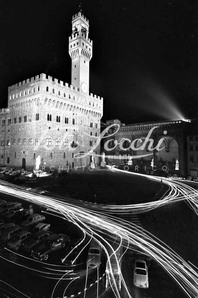Panorama notturno di Piazza della Signoria a Firenze negli anni '50